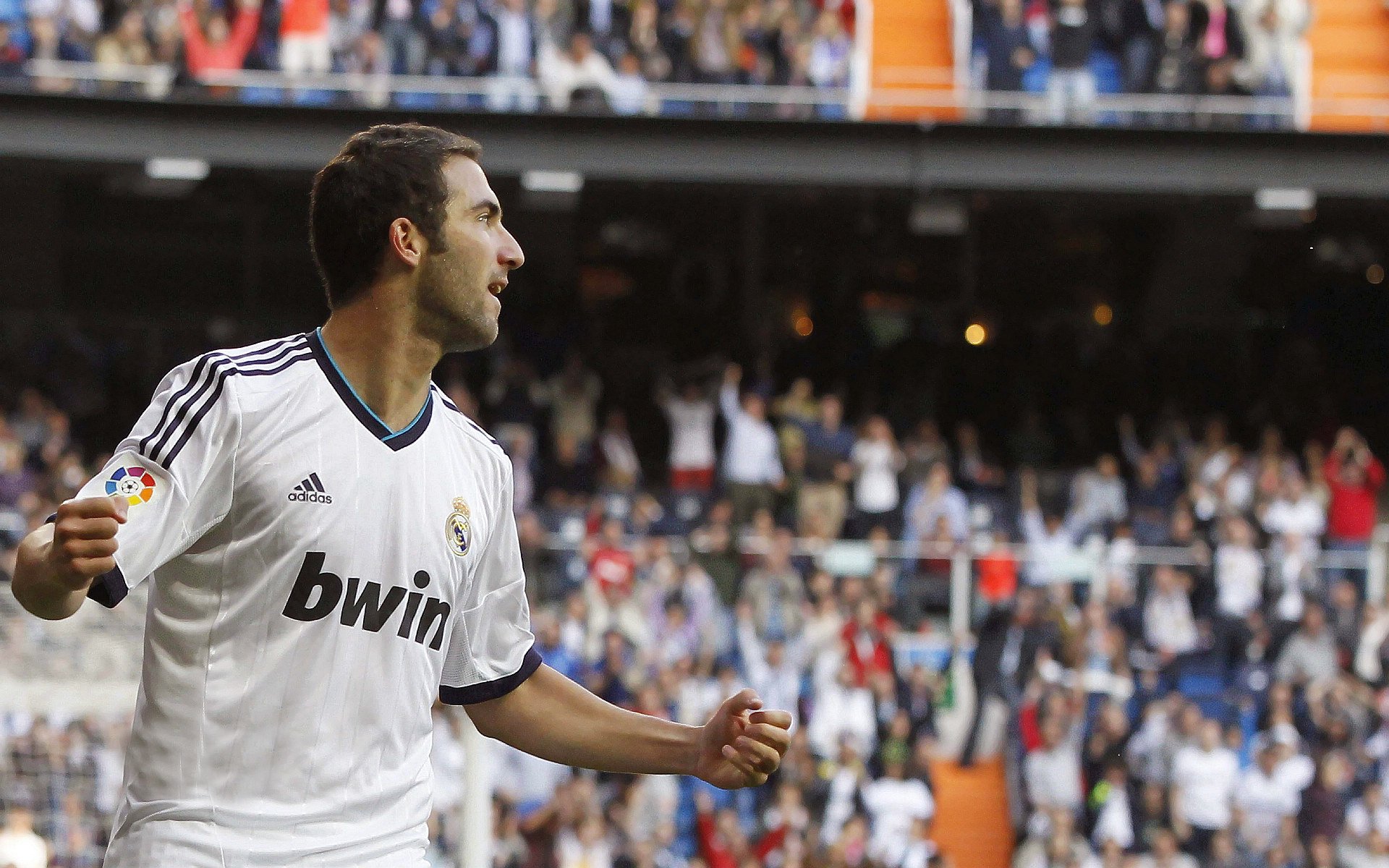 足球赛场激战连连，球队冲刺胜利，足球赛场激战连连,球队冲刺胜利