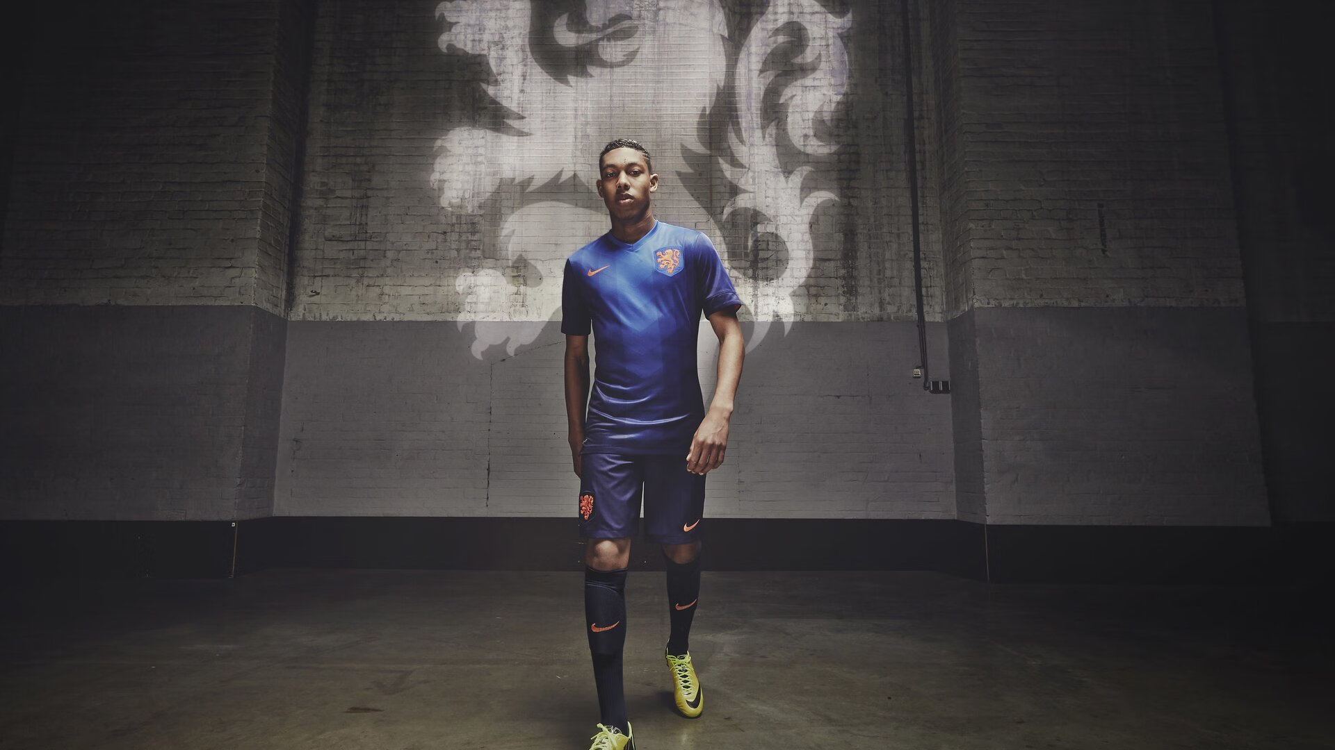 足球运动备受追捧，球场上风采依旧，足球场上的经典语句